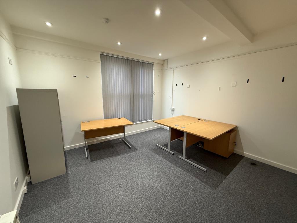 Lot: 70 - TOWN CENTRE COMMERCIAL PROPERTY - Further office space in the building